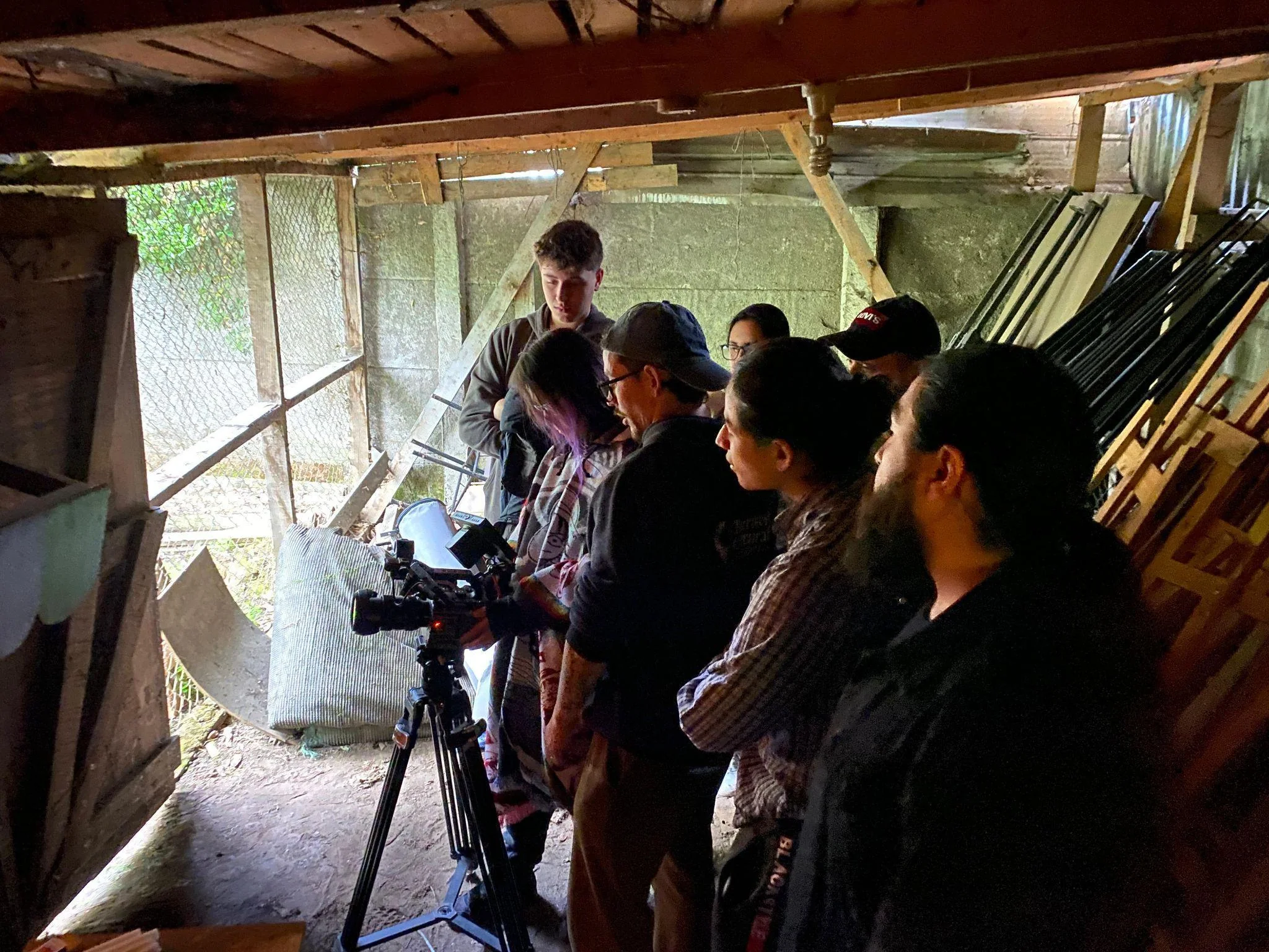 Equipo audiovisual trabajando en una locación de Coelemu